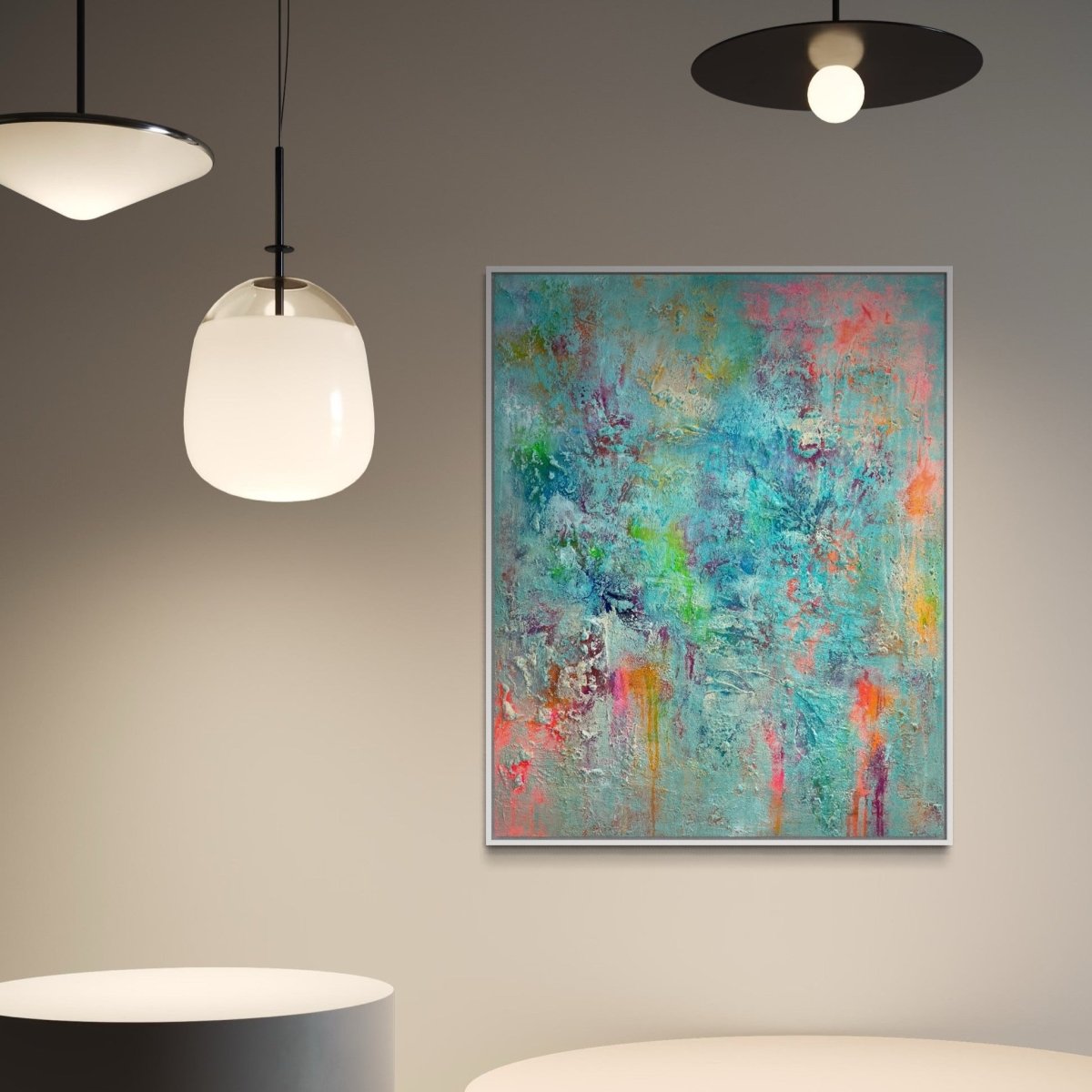 „Urban Spirit", abstraktes Kunstunikat von Sabine Runge in bunten Neonfarben, moderne abstrakte Malerei im stilvollen Luxus-Interior, weiß gerahmt in Schattenfuge