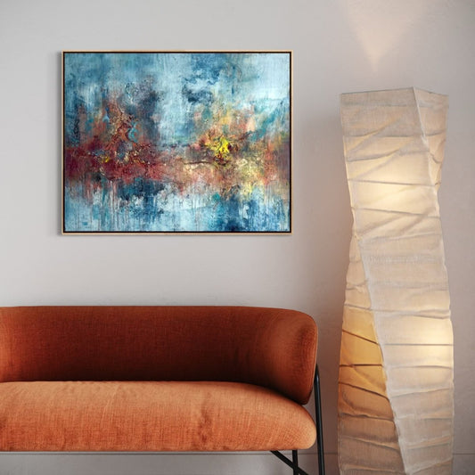 "Whispers Between Worlds", abstraktes Gemälde von Sabine Runge in Blau, Rot, Gelb und Gold, moderne abstrakte Malerei im luxuriösen Interior, weiß gerahmt in Schattenfuge