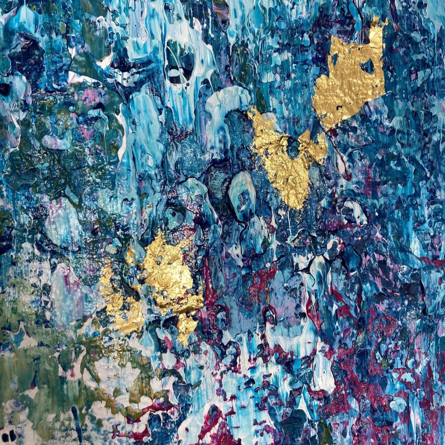 „Lost Stars", Strukturdetail des abstrakten Kunstwerks von Sabine Runge in Blau mit bunten Akzenten und Blattgold, moderne abstrakte Malerei