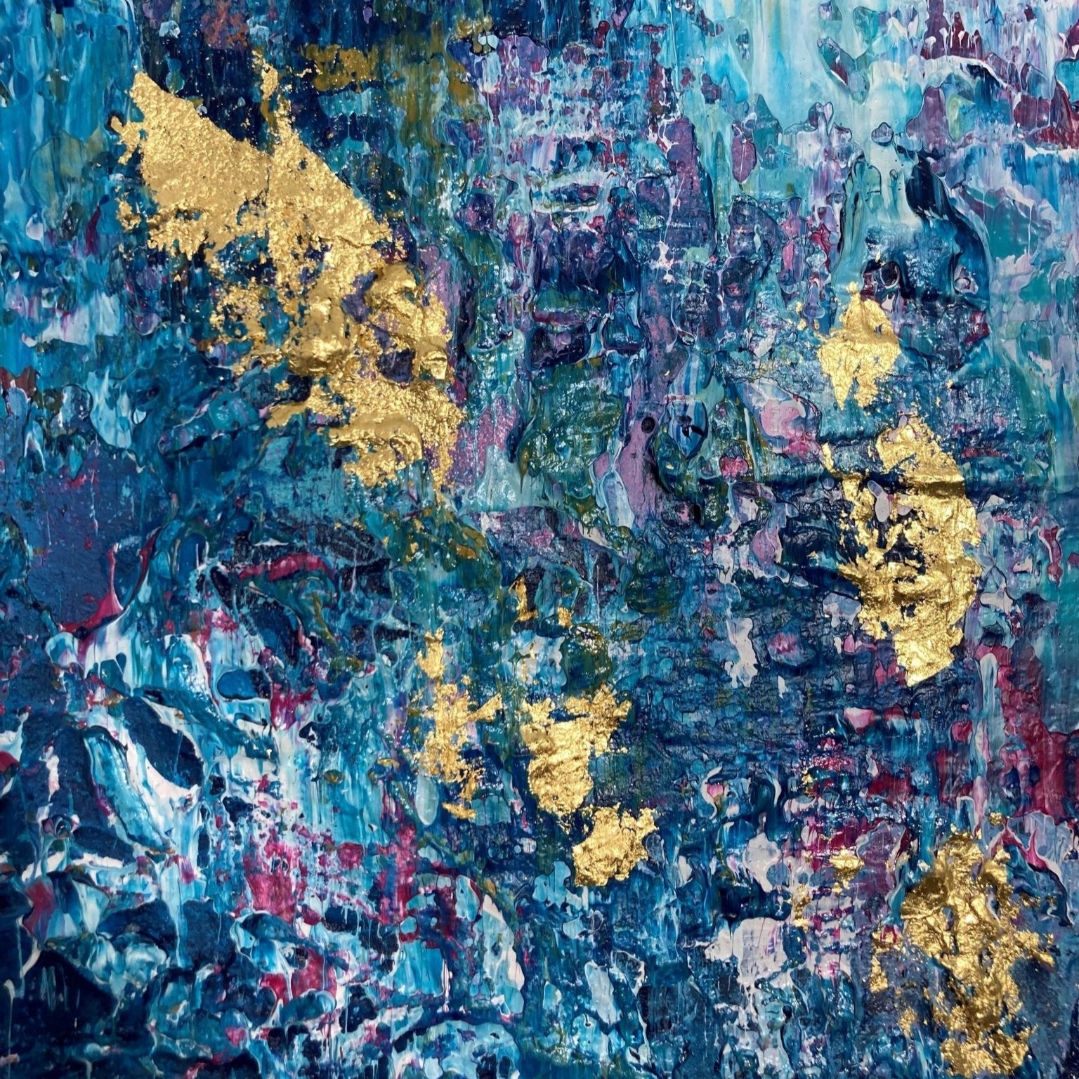 „Lost Stars", Detailansicht des abstrakten Kunstwerks von Sabine Runge in Blau mit bunten Akzenten und 24 Karat Blattgold, moderne abstrakte Malerei mit Struktur