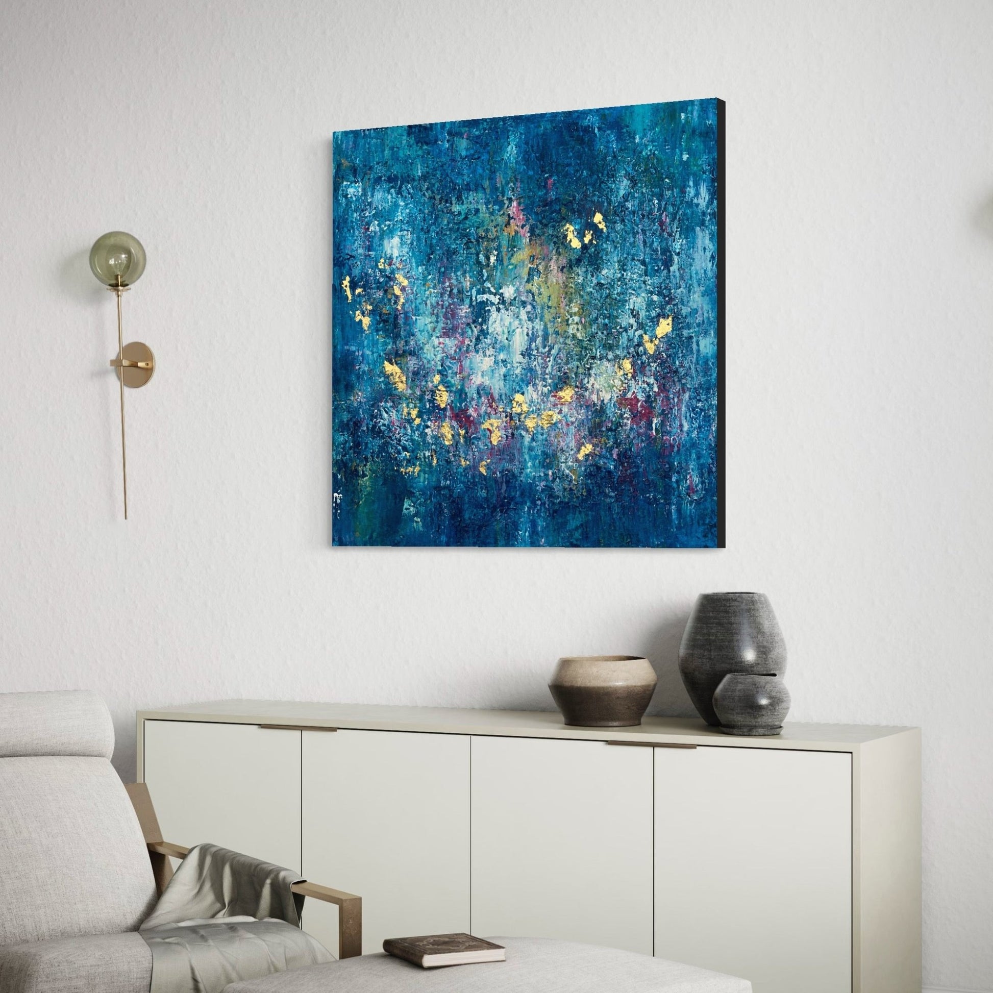 Exklusives Kunstwerk "Lost Stars" von Sabine Runge, moderne abstrakte Malerei in Blau mit bunten Akzenten und Blattgold, elegant im Interior inszeniert