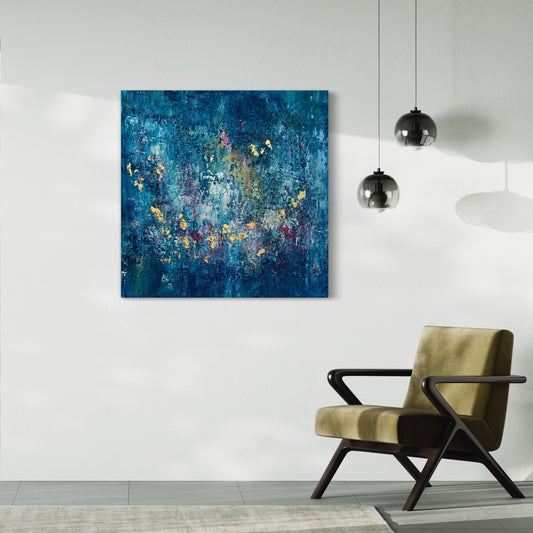 „Lost Stars", abstraktes Gemälde von Sabine Runge in Blau mit bunten Akzenten und 24 Karat Blattgold, moderne abstrakte Malerei stilvoll im luxuriösen Interior präsentiert