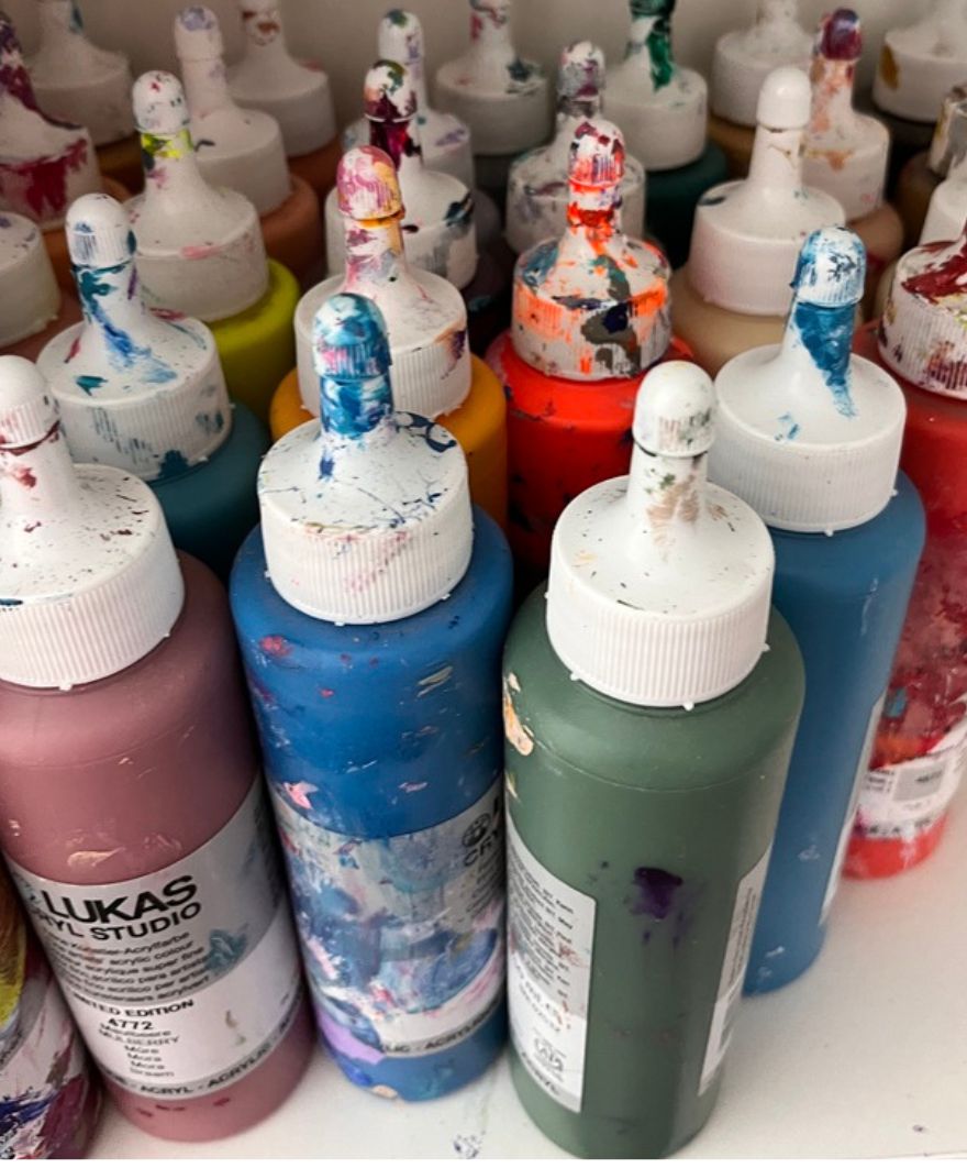 Acrylfarben und Pigmente im Atelier von Sabine Runge – Materialien für zeitgenössische abstrakte Malerei