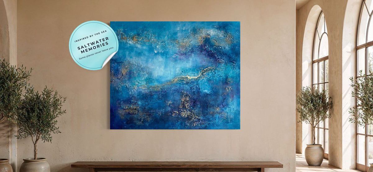 Großes abstraktes Gemälde in Blau und Gold in hellem Raum mit Rundbogenfenstern – Original von Sabine Runge, Kollektion Saltwater Memories