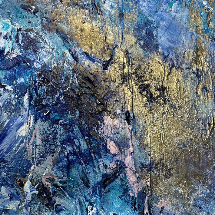 Detailaufnahme „Into the Blue" – strukturierte Oberfläche mit Metallic-Gold-Akzenten auf Blau, Original-Acrylgemälde Sabine Runge