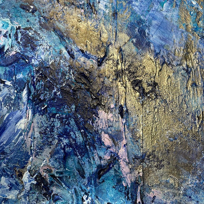 Detailaufnahme „Into the Blue" – strukturierte Oberfläche mit Metallic-Gold-Akzenten auf Blau, Original-Acrylgemälde Sabine Runge