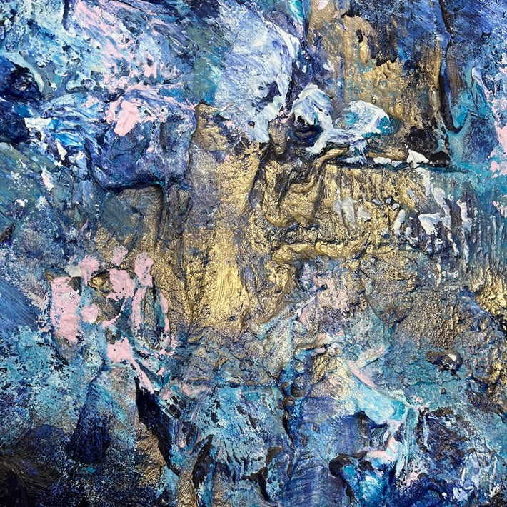Nahaufnahme der Textur von „Into the Blue": Rügener Kreide, tiefes Blau und Metallic-Gold, abstraktes Gemälde von Sabine Runge