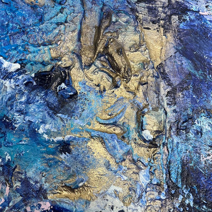 Makroaufnahme des Metallic-Golds in „Into the Blue", handgemaltes Original von Sabine Runge, abstrakte Kunst mit Textur