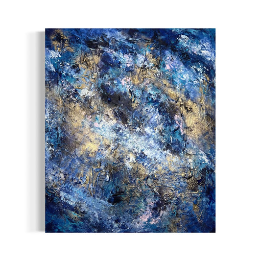Abstraktes Acrylgemälde „Into the Blue" mit Metallic-Gold-Akzenten auf tiefem Blau, 120 × 100 cm, Original von Sabine Runge