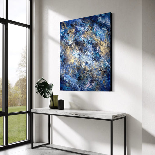 „Into the Blue" Gemälde von Sabine Runge über heller Marmorkonsole im minimalistischen Eingangsbereich, abstrakte Kunst in Blau und Gold