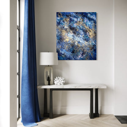 Großformatiges Wandbild „Into the Blue" von Sabine Runge im Wohnraum mit blauem Vorhang, abstraktes Original-Gemälde 120x100 cm
