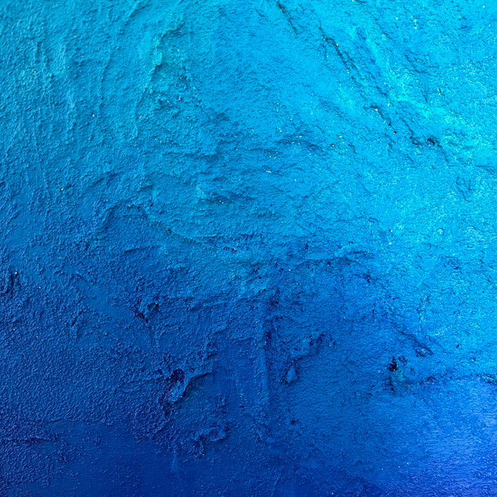 Detailansicht der vielschichtigen Farbnuancen von Tiefblau bis hellem Türkis auf einem abstrakten Originalgemälde von Sabine Runge.
