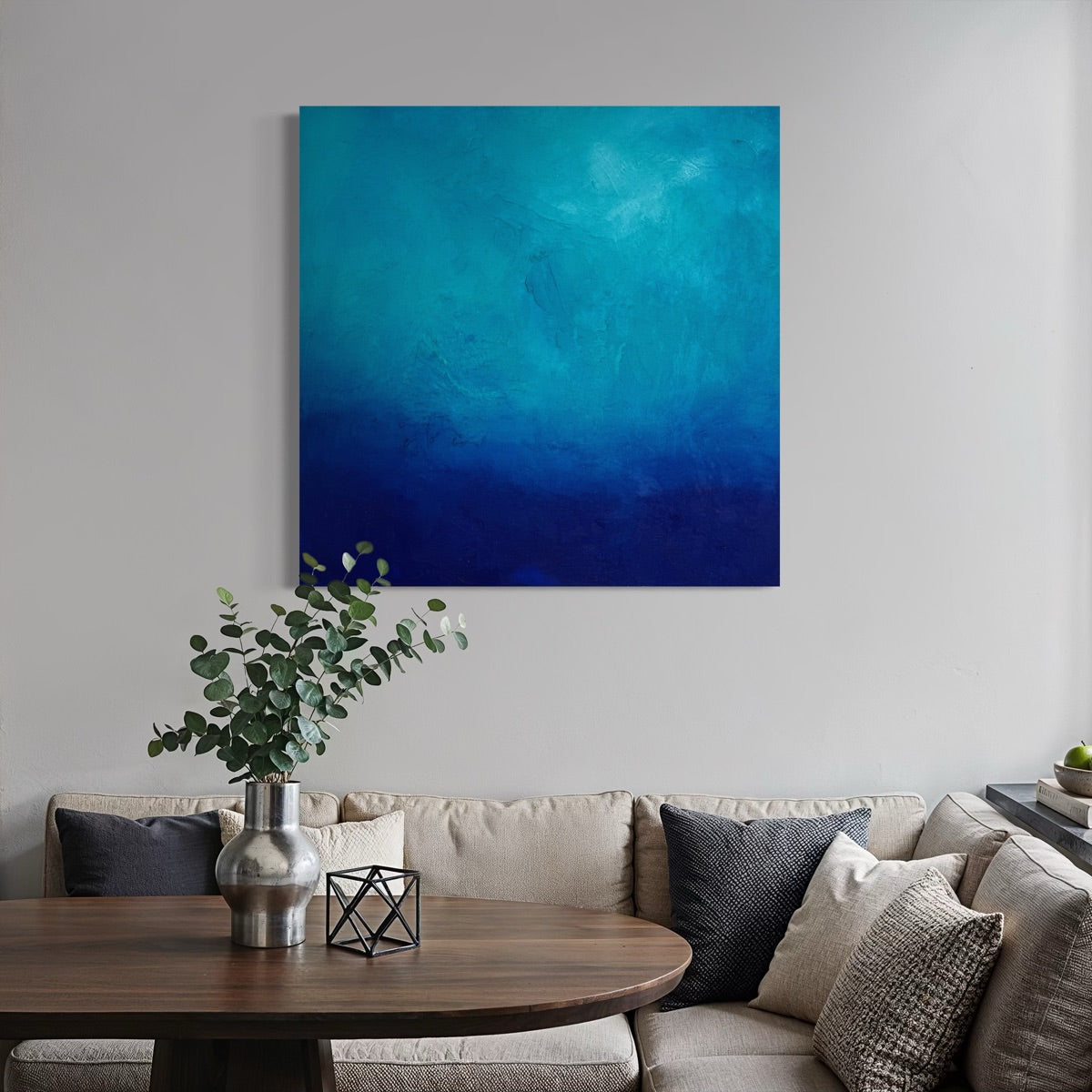 Großformatiges abstraktes Gemälde in Blau und Türkis von Sabine Runge, aufgehängt in einem minimalistisch eingerichteten, modernen Wohnzimmer über einem Design-Sofa.