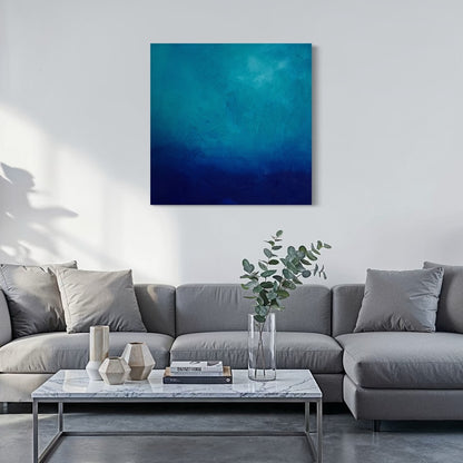 Modernes Interior Design mit einem großformatigen texturierten Gemälde in Blau und Türkis von Sabine Runge an einer weißen Wand im großzügigen Wohnzimmer.