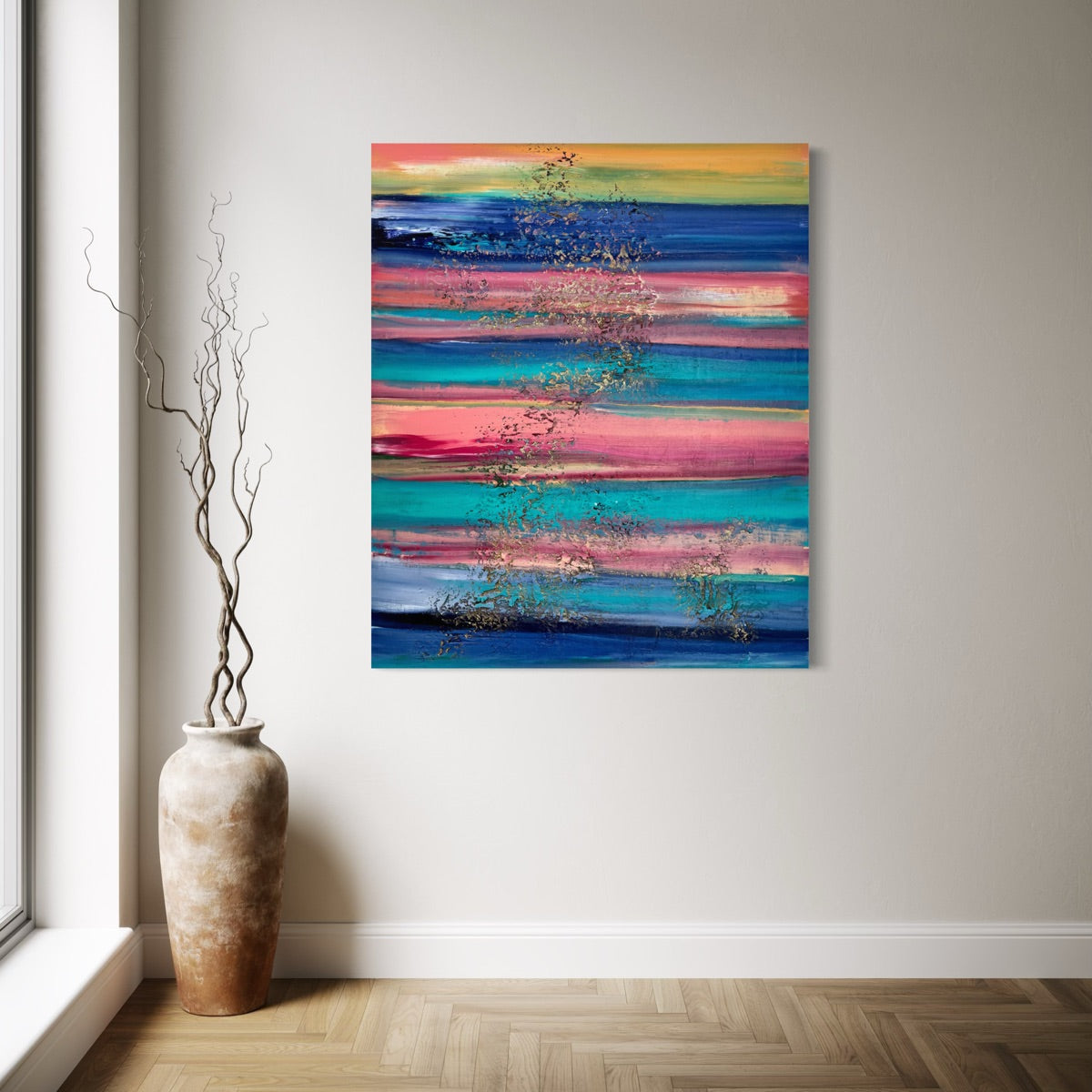 Abstraktes Gemälde kaufen – Sunset Stripes von Sabine Runge, Pink, Türkis und Gold, im modernen Wohnzimmer an heller Wand