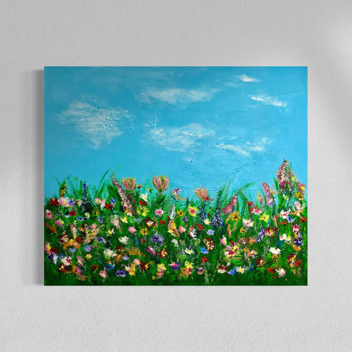 Handgemaltes Originalgemälde Wildflower Field – Wildblumenwiese in Pink, Gelb, Rot und Lila vor türkisblauem Himmel, Sabine Runge