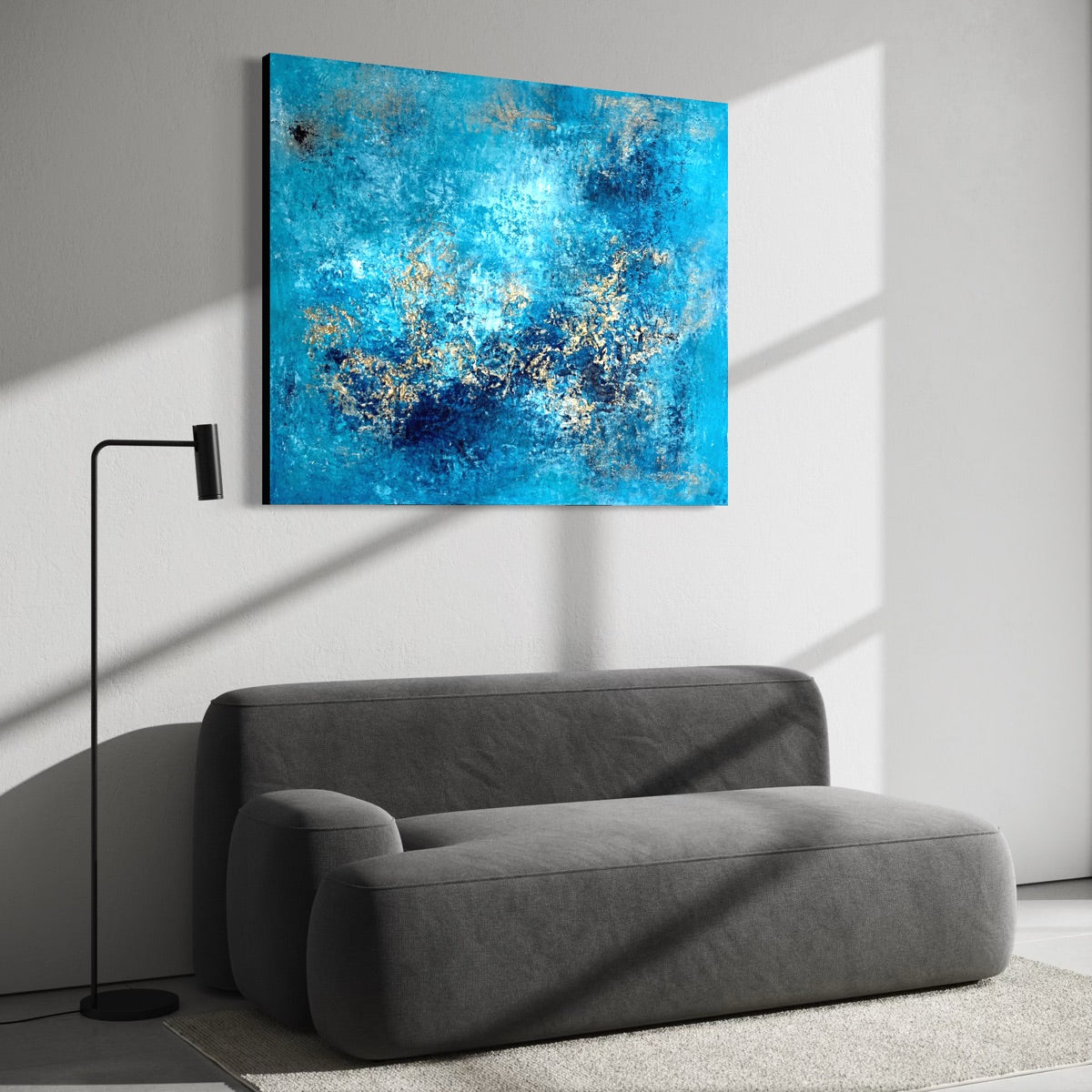 Abstraktes Originalgemälde Blue Secrets – seitliche Raumansicht, Leinwand mit Tiefenstruktur in Türkis und Gold, 120 x 100 cm, Sabine Runge Painting