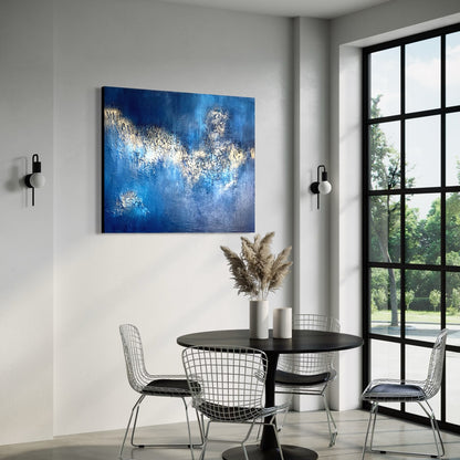 Abstraktes Originalgemälde Diamonds of Heaven – seitliche Raumansicht, Leinwand mit Steinmehl und Gold-Metallic in Nachtblau, 120 x 100 cm, Sabine Runge Painting