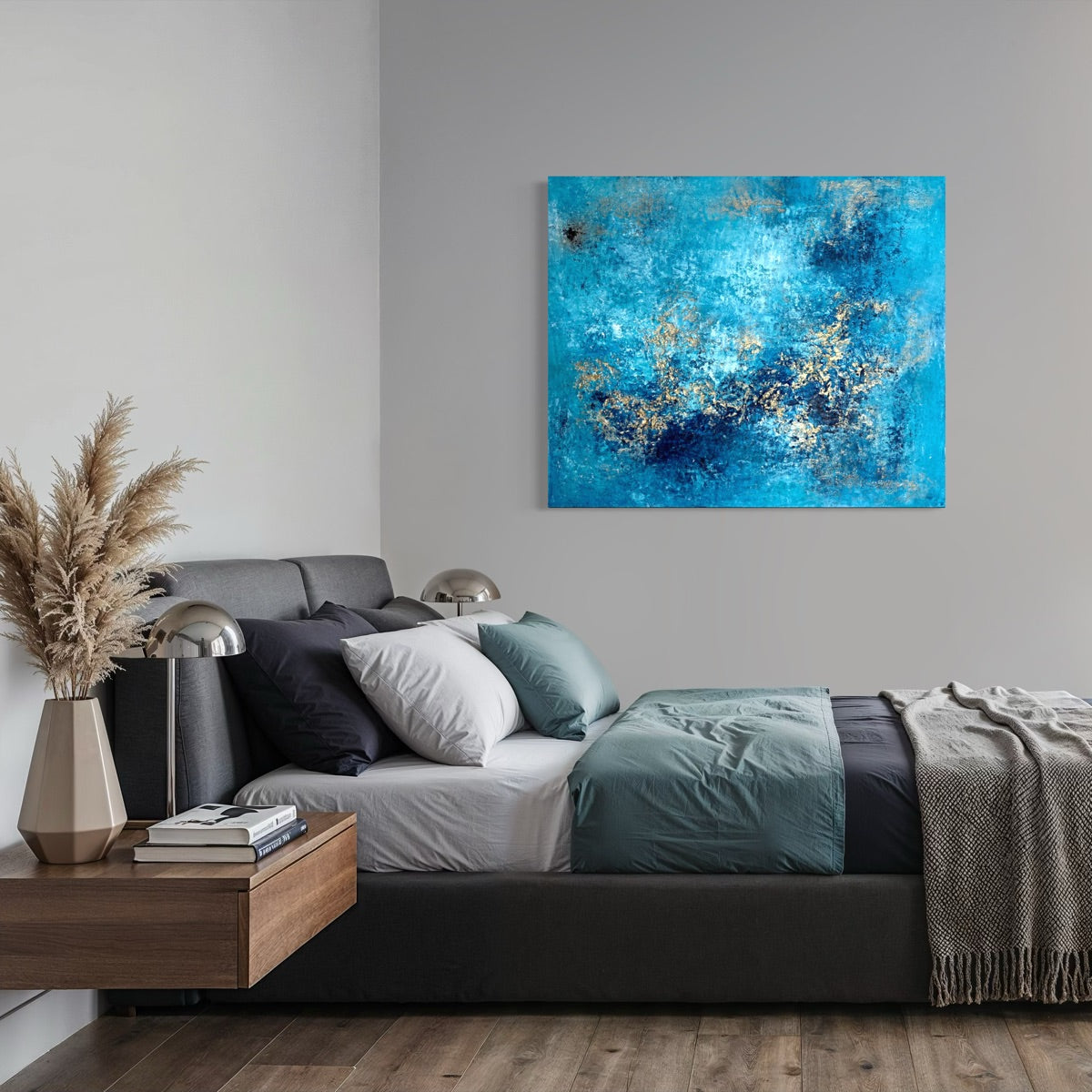 Abstraktes Wandbild Blue Secrets in modernem Wohnzimmer – großes Originalgemälde in Türkis, Tiefblau und Gold, 120 x 100 cm, Sabine Runge Painting