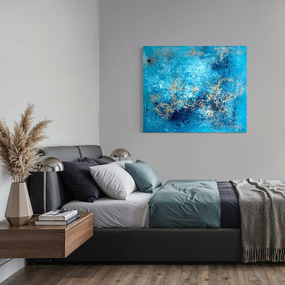 Abstraktes Wandbild Blue Secrets in modernem Wohnzimmer – großes Originalgemälde in Türkis, Tiefblau und Gold, 120 x 100 cm, Sabine Runge Painting