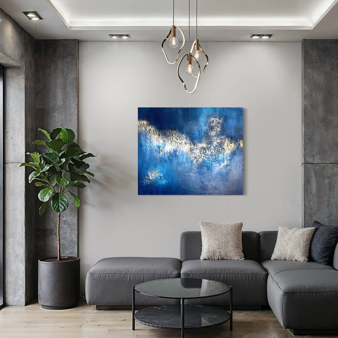 Abstraktes Wandbild Diamonds of Heaven in modernem Wohnzimmer – großes strukturiertes Originalgemälde in Nachtblau und Gold-Metallic, 120 x 100 cm, Sabine Runge Painting