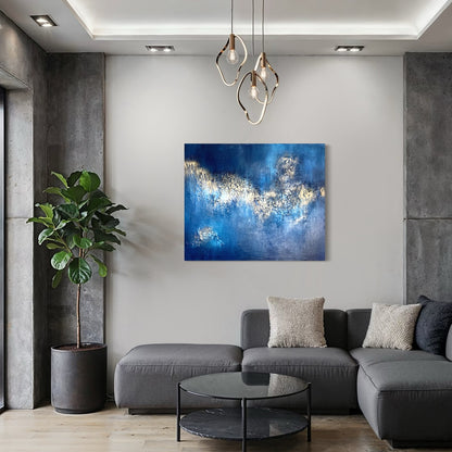 Abstraktes Wandbild Diamonds of Heaven in modernem Wohnzimmer – großes strukturiertes Originalgemälde in Nachtblau und Gold-Metallic, 120 x 100 cm, Sabine Runge Painting