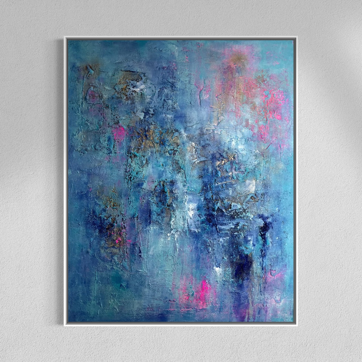 Abstraktes Originalgemälde Ocean Vibes – Acryl, Champagnerkreide, Rügener Kreide, Marmormehl und Acrylgold in Hellblau, Türkis und Pink, 100 x 80 cm, weiße Schattenfuge, Sabine Runge Painting, Between Worlds Transformation Kollektion