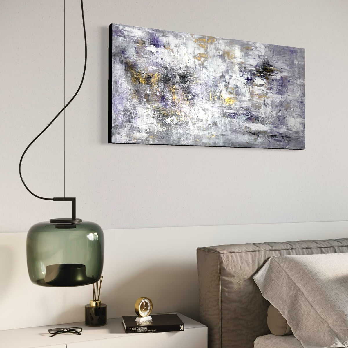 Abstraktes Originalgemälde Moment of Truth – seitliche Raumansicht, Leinwand mit 24-Karat-Blattgold in Grau und Violett, 120 x 60 cm, Sabine Runge Painting
