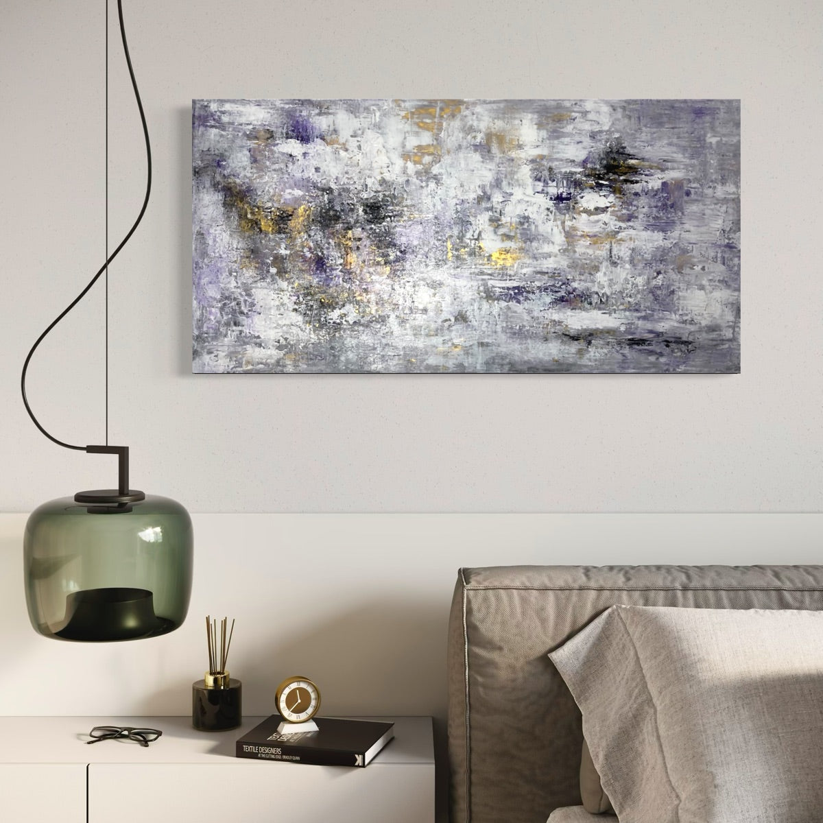 Abstraktes Wandbild Moment of Truth in modernem Wohnzimmer – großes Originalgemälde in Grau, Violett und 24-Karat-Blattgold, 120 x 60 cm, Sabine Runge Painting