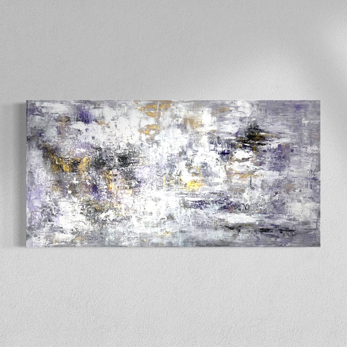 Abstraktes Originalgemälde Moment of Truth – Acryl und 24-Karat-Blattgold in Grau, Weiß und Violett, 120 x 60 cm, Sabine Runge Painting, Echoes Ursprung Kollektion