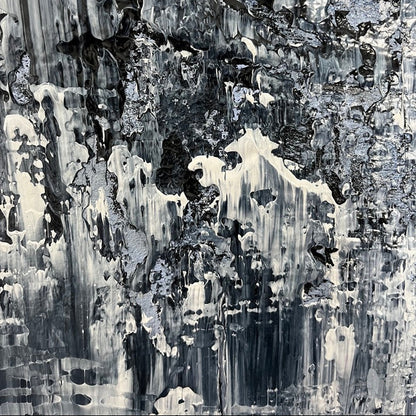 Detailansicht abstraktes Originalgemälde Before the Storm – reliefartige Struktur in Paynesgrey und Weiß, Mitte, 120 x 100 cm, Sabine Runge Painting