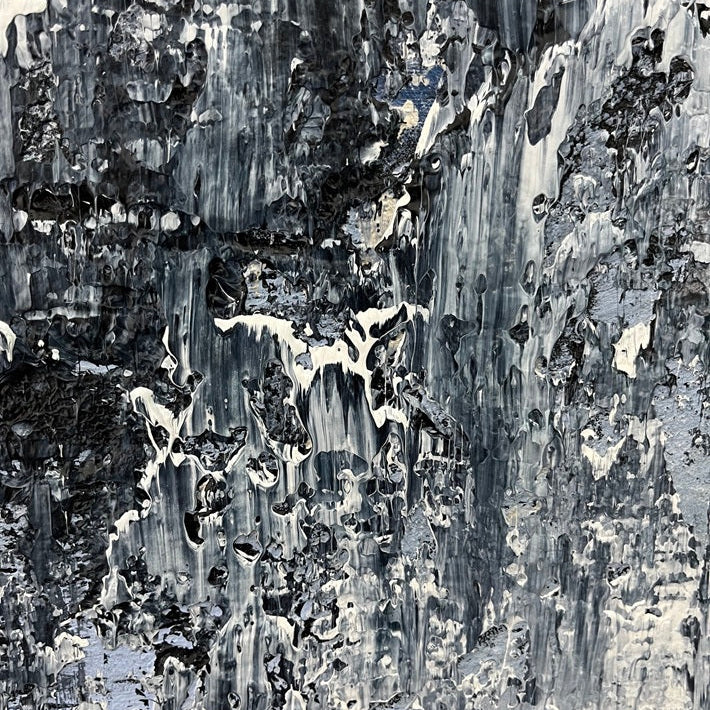 Detailansicht abstraktes Originalgemälde Before the Storm – Oberflächenstruktur und Tiefenwirkung in Paynesgrey und Weiß, 120 x 100 cm, Sabine Runge Painting