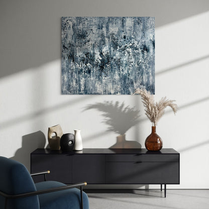 Abstraktes Originalgemälde Before the Storm – großes strukturiertes Wandbild in Grau und Weiß, Innenraumansicht mit Sichtbeton, 120 x 100 cm, Sabine Runge Painting