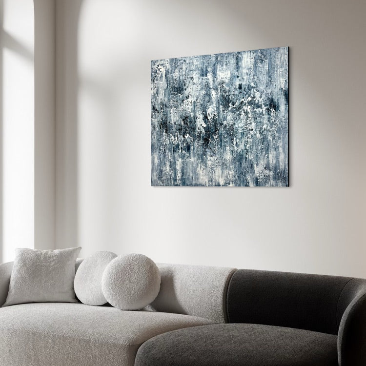 bstraktes Originalgemälde Before the Storm – seitliche Raumansicht, Strukturgemälde in Grau und Weiß, 120 x 100 cm, Sabine Runge Painting