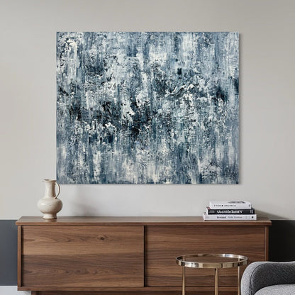 Abstraktes Originalgemälde Before the Storm – großes strukturiertes Wandbild in Grau und Weiß, Innenraumansicht mit Sichtbeton, 120 x 100 cm, Sabine Runge Painting
