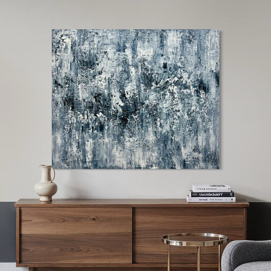 Abstraktes Originalgemälde Before the Storm – großes strukturiertes Wandbild in Grau und Weiß, Innenraumansicht mit Sichtbeton, 120 x 100 cm, Sabine Runge Painting
