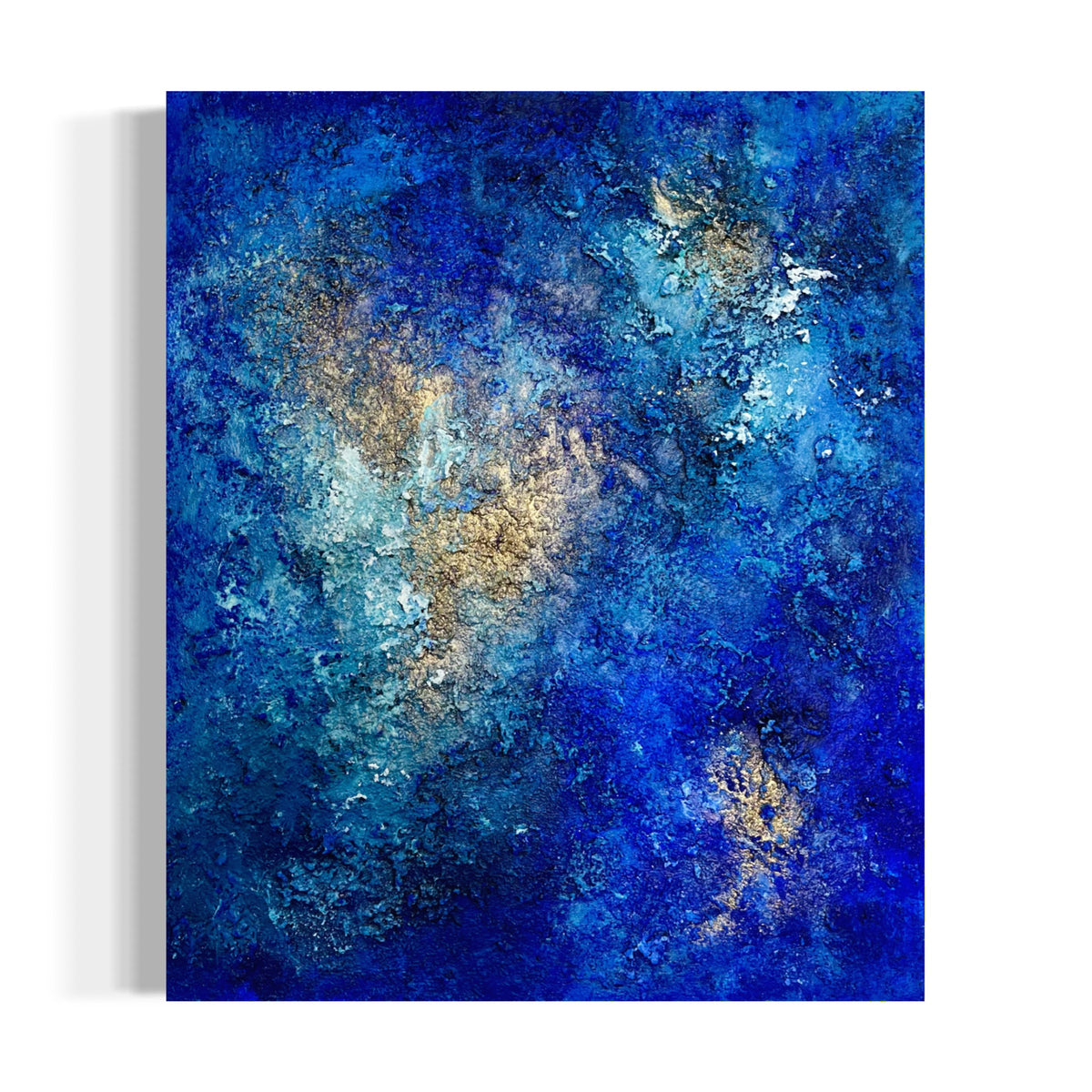 Abstraktes Gemälde in Blau, Türkis, Weiß und Gold – „Where I Breathe Again“ von Sabine Runge, 60 × 50 cm