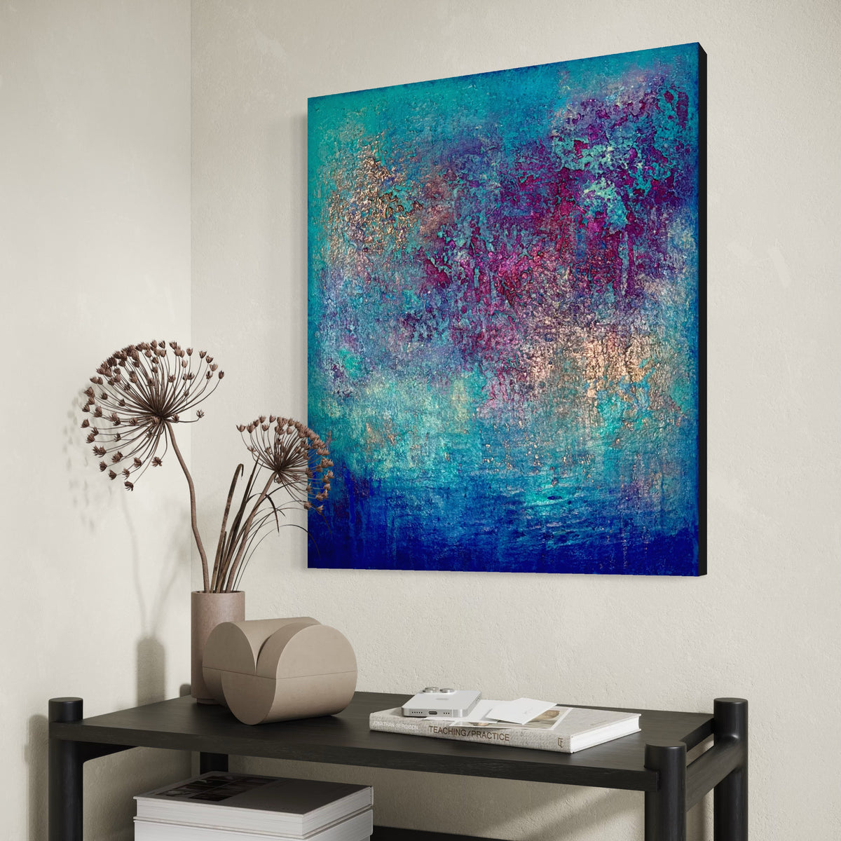 Abstraktes Gemälde in Türkis, Blau, Magenta und Kupfer, Visualisierung im Raum – „Barefoot at Midnight“ von Sabine Runge, 60 × 50 cm, Ansicht 5