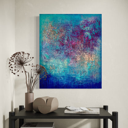 Abstraktes Gemälde in Türkis, Blau, Magenta und Kupfer, Visualisierung im Raum – „Barefoot at Midnight“ von Sabine Runge, 60 × 50 cm, Ansicht 6