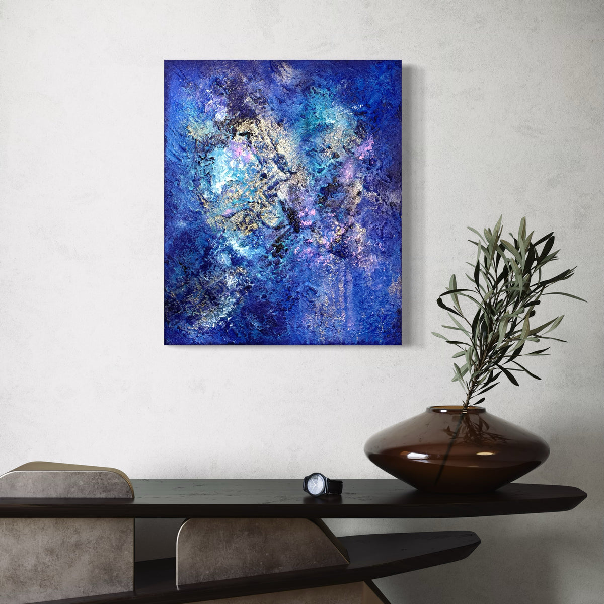 Abstraktes Gemälde in Blau, Türkis, Violett und Gold, Visualisierung im Raum – „Wait for the Stars“ von Sabine Runge, 60 × 50 cm, Ansicht 5