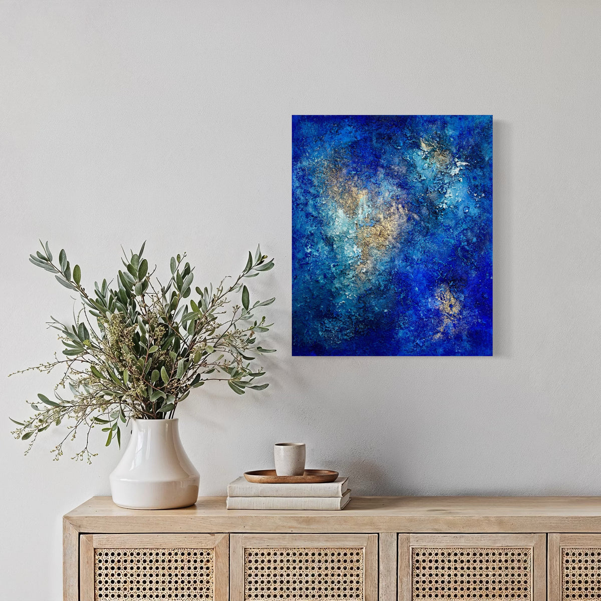 Abstraktes Gemälde in Blau, Türkis, Weiß und Gold, Visualisierung im Raum – „Where I Breathe Again“ von Sabine Runge, 60 × 50 cm, Ansicht 4