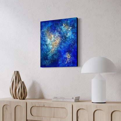Abstraktes Gemälde in Blau, Türkis, Weiß und Gold, Visualisierung im Raum – „Where I Breathe Again“ von Sabine Runge, 60 × 50 cm, Ansicht 5