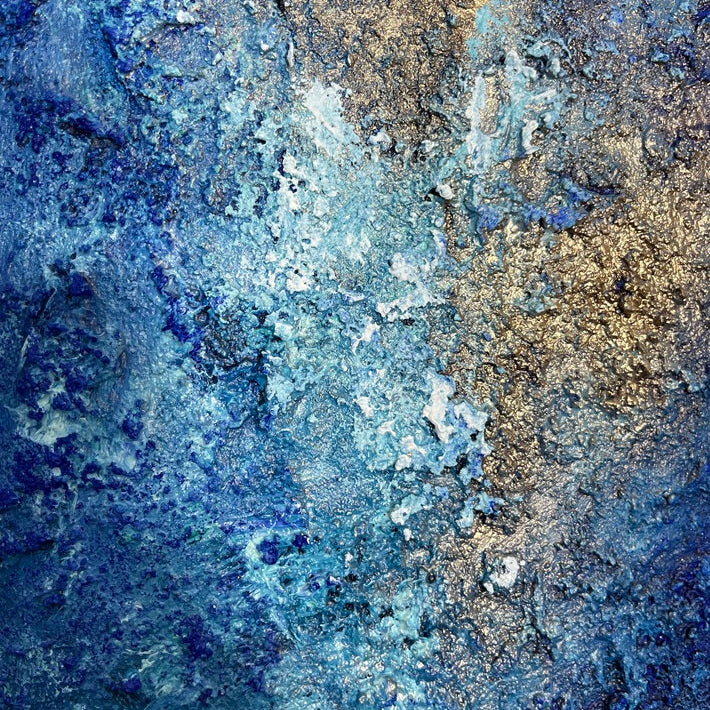 Detailaufnahme der Reliefstruktur in Blau, Türkis und Gold – abstraktes Gemälde „Where I Breathe Again“ von Sabine Runge, 60 × 50 cm, Ansicht 2
