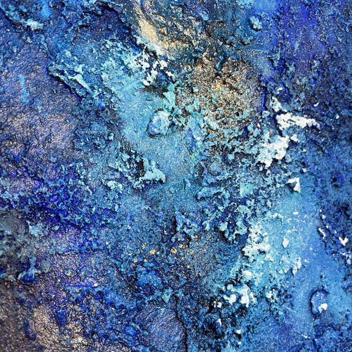 Detailaufnahme der Reliefstruktur in Blau, Türkis und Gold – abstraktes Gemälde „Where I Breathe Again“ von Sabine Runge, 60 × 50 cm, Ansicht 3
