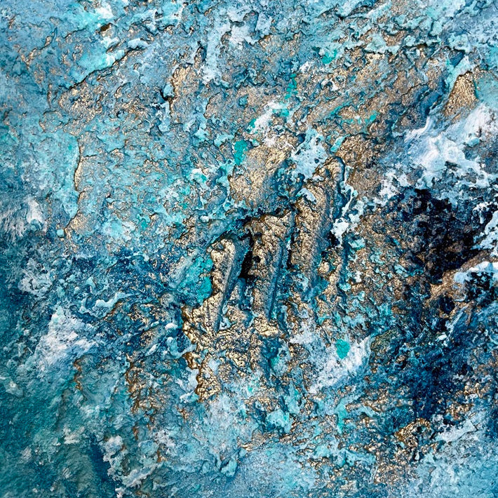 Nahaufnahme des Kunstwerks Deep Ocean Gold zeigt die detailreiche Einarbeitung von schimmernden Goldstrukturen in Mischtechnik.