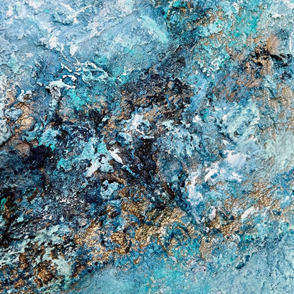 Detailansicht der reliefartigen Oberfläche des Unikats mit sichtbarer Spachteltechnik und vielschichtigen Farbschichten in Ozeanblau und Türkis.