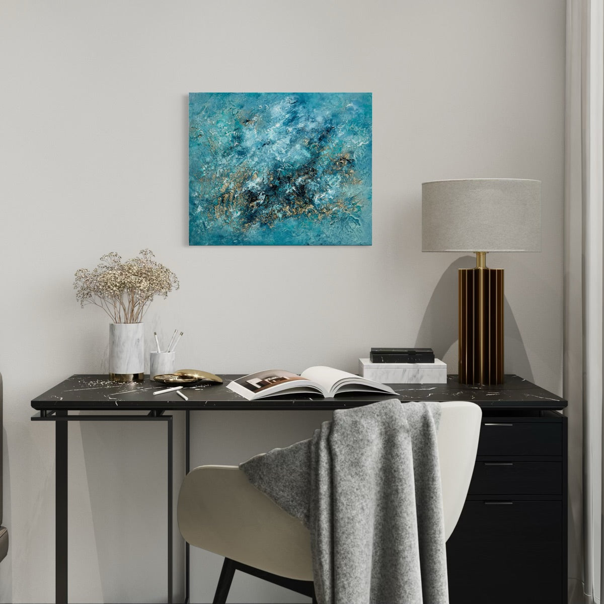 Handgemaltes modernes Gemälde an einer Bürowand – Strukturierte maritime Kunst sorgt für eine inspirierende Atmosphäre im Büro.
