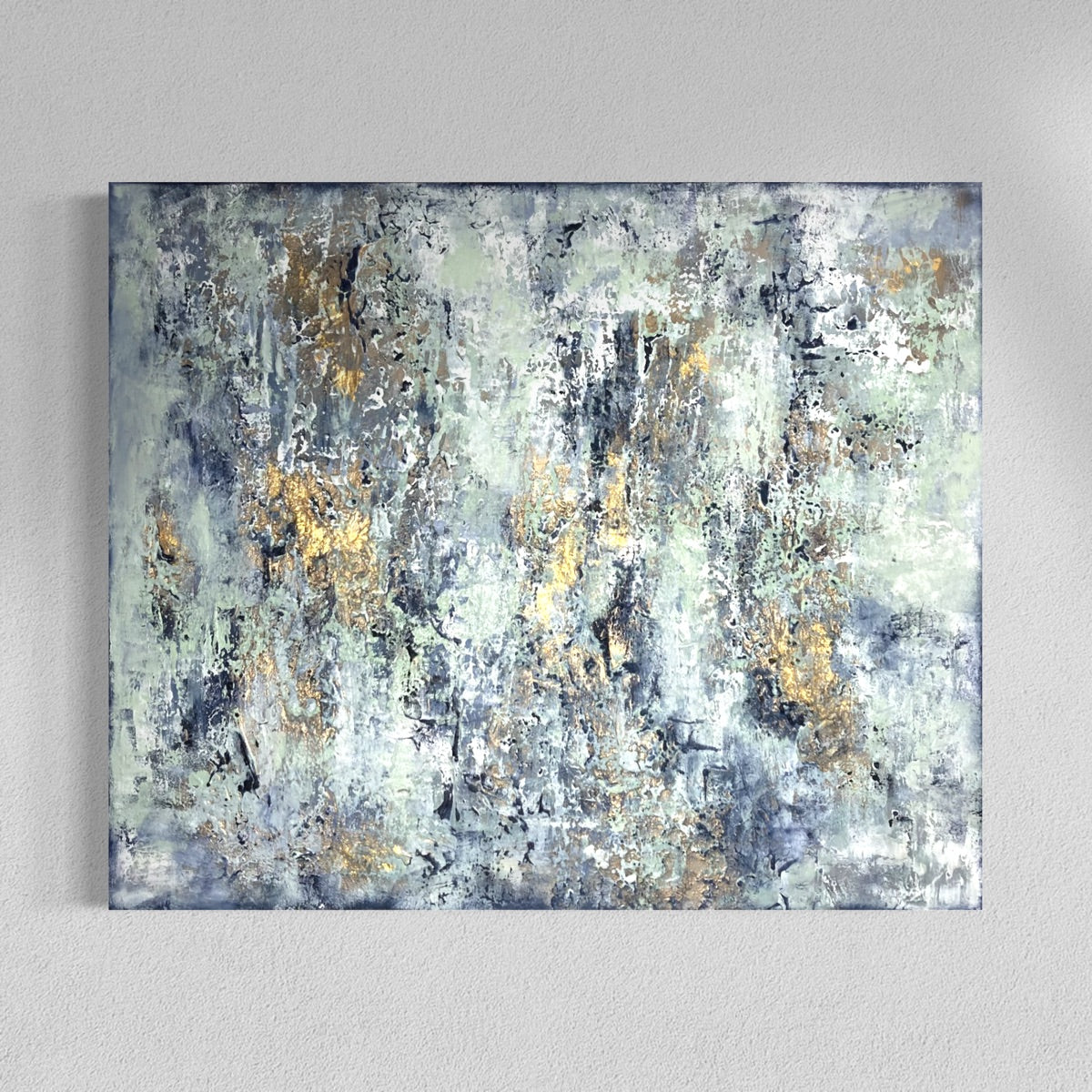 Cypress – abstraktes Originalgemälde mit Blattgold in Grau und Mint-Tönen von Sabine Runge