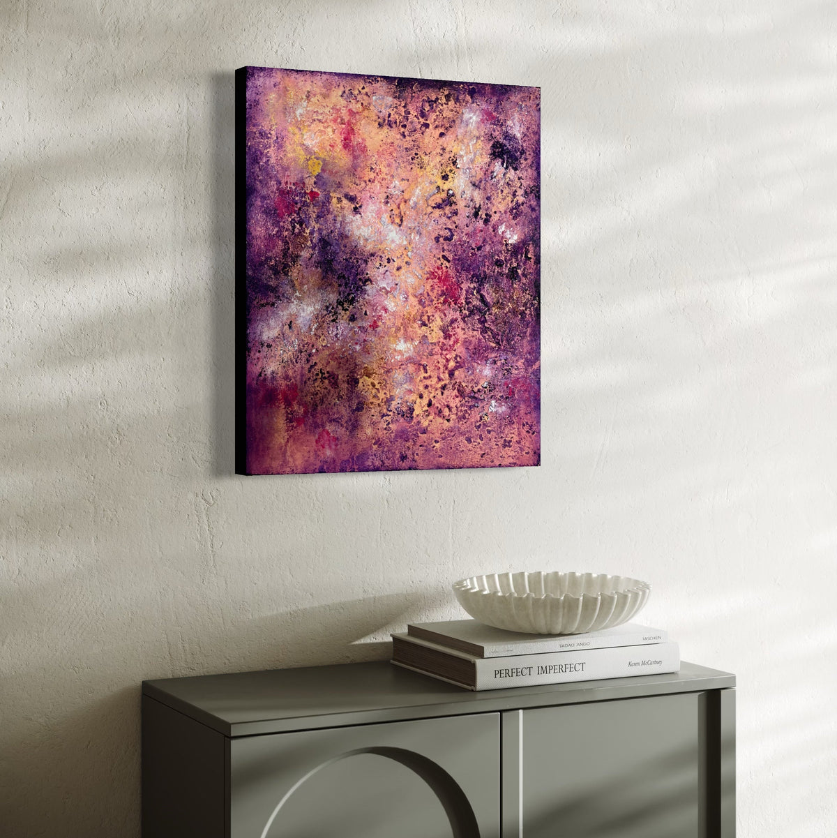 Abstraktes Gemälde in Violett, Rosa und Orange, Visualisierung im Raum – „Stay until Sunset“ von Sabine Runge, 60 × 50 cm, Ansicht 4