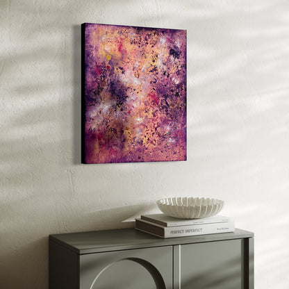 Abstraktes Gemälde in Violett, Rosa und Orange, Visualisierung im Raum – „Stay until Sunset“ von Sabine Runge, 60 × 50 cm, Ansicht 4